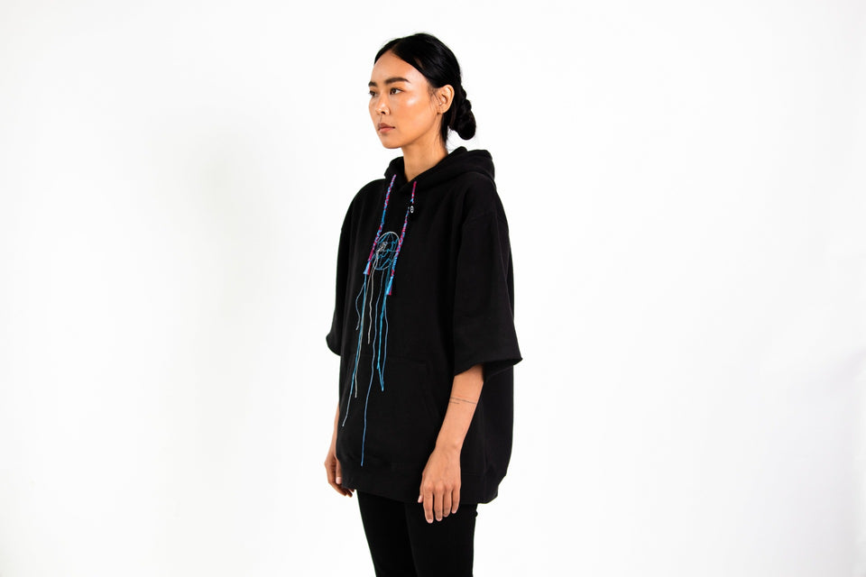 sweat à capuche femme noir de profil - PARISTREIZELAB