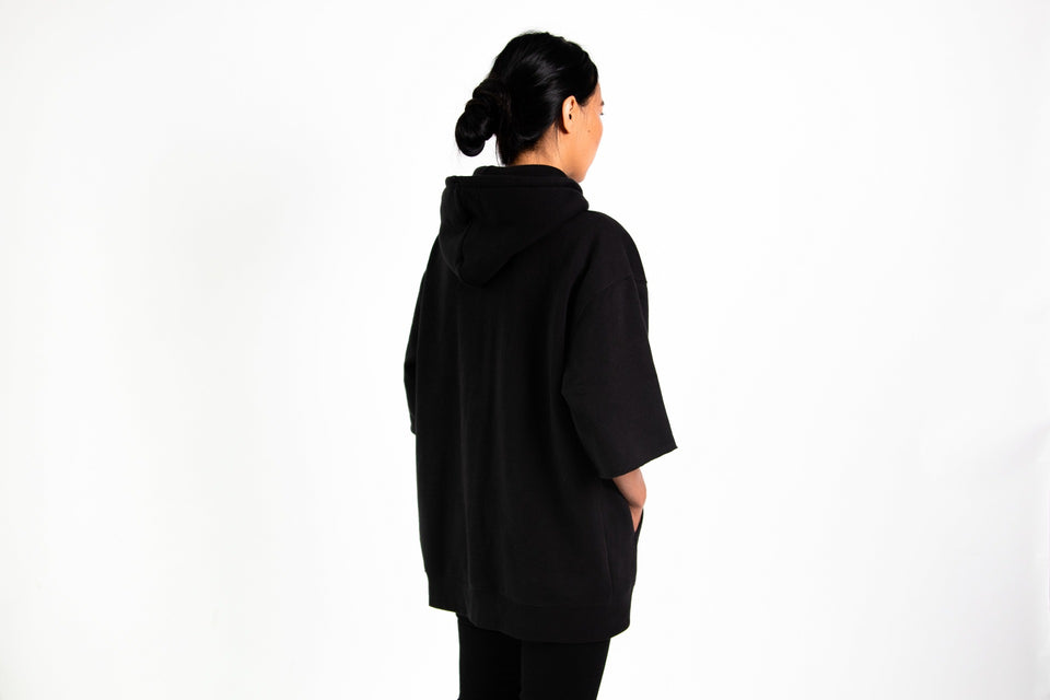 sweat à capuche femme noir de dos - PARISTREIZELAB