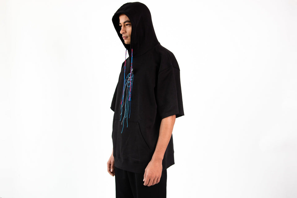 sweat à capuche homme noir de profil - PARISTREIZELAB